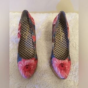 Floral size 8 platform pumps